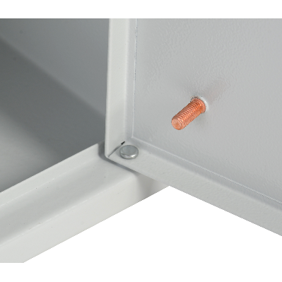 Шпильки заземления, присутствующие во всех корпусах ЩМП IP31 LIGHT на двери и внутри корпуса, гарантируют безопасность при эксплуатации.