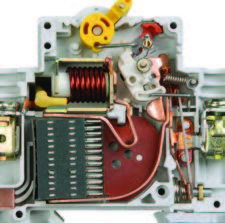 Компактная конструкция автоматического выключателя, управляемого дифференциальным током со встроенной защитой от сверхтоков, занимает 4 стандартных модуля в щитке.