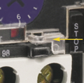 Пломбирование прозрачной крышки, защищающей диск регулировки уставки, исключает несанкционированный доступ к регулировкам рабочих значений тока уставки.